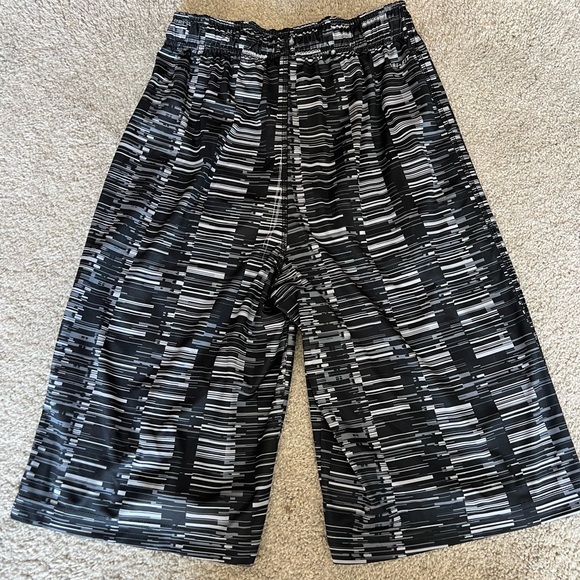 Men’s Nike Dri-Fit Black Gray Shorts - Picture 2 of 3